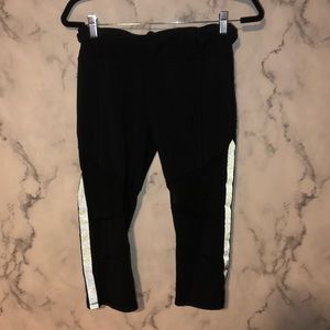 Black Lululemon cropped leggings